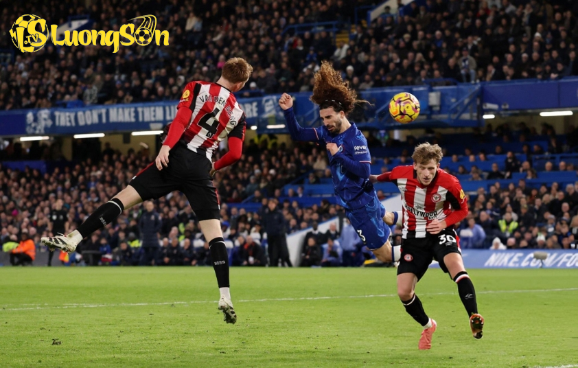 Marc Cucurella đánh đầu mở tỷ số cho Chelsea. Ảnh: Getty