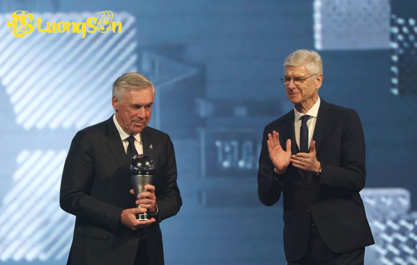 Arsene Wenger gây tranh cãi với câu nói đùa với Carlo Ancelotti. Ảnh: Getty