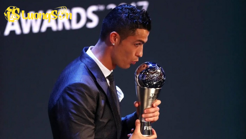 Ronaldo tẩy chay FIFA The Best và Quả bóng vàng (Ảnh: Getty).