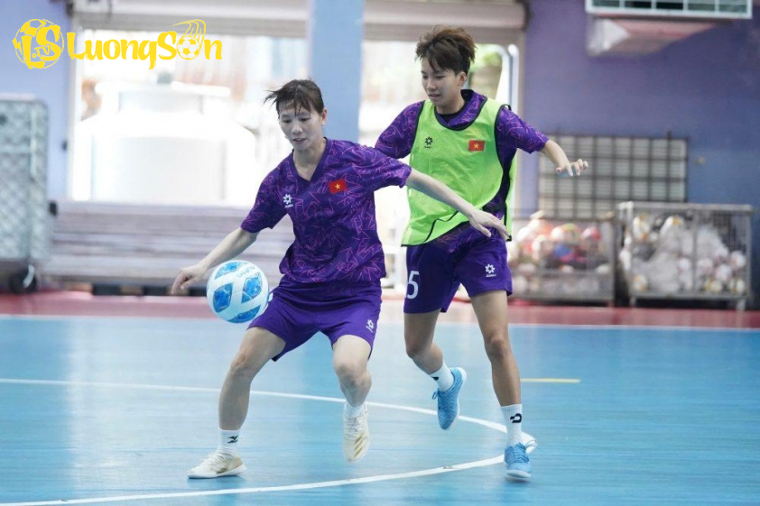 Thùy Trang (trước) nằm trong lực lượng vừa hội quân cùng ĐT futsal nữ Việt Nam (Ảnh: VFF)